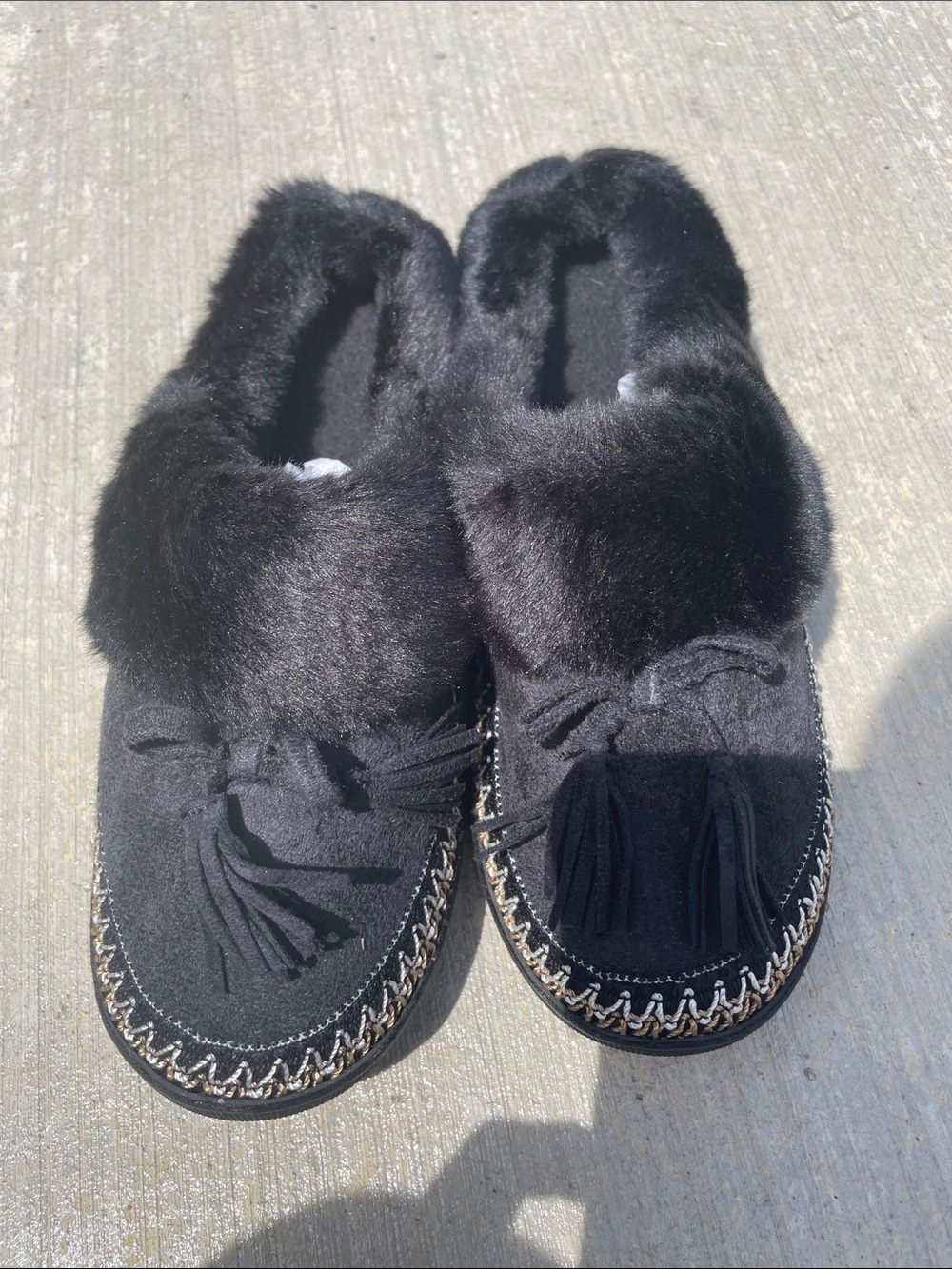 NEW Isotoner size 8.5-9 Black Faux-Fur Lined Moccasin Slippers